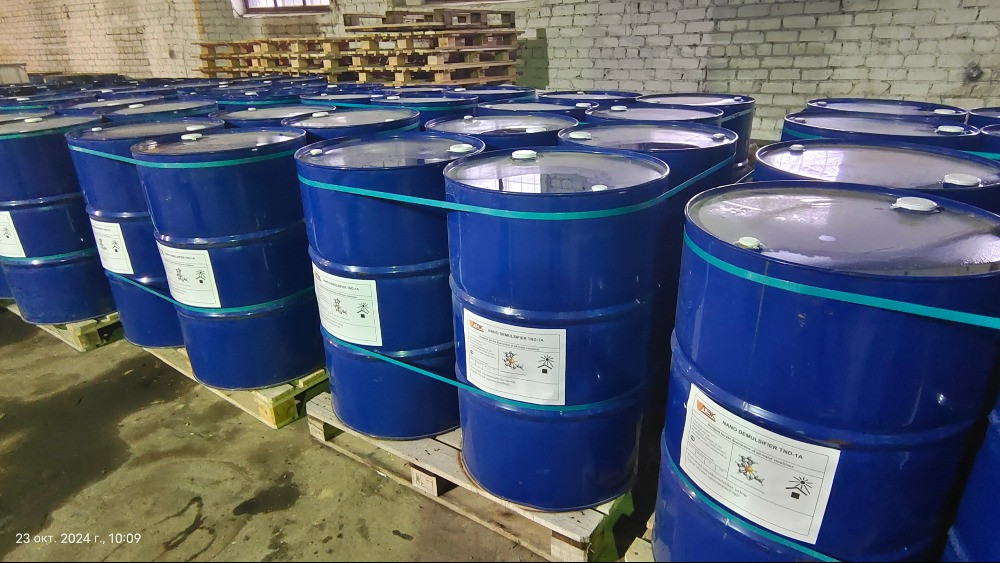 NALCO FN @5063 және KLH-1 демульгаторлары бар бочкалар