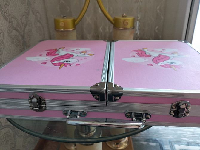 продается чемодан в наборе с корандашами и фломастерами Орал - сурет 1