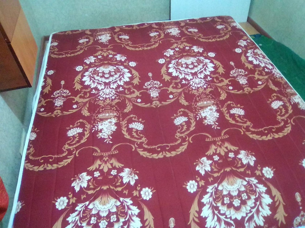 Қызыл түсті текстилі матрас және гүлді суретпен