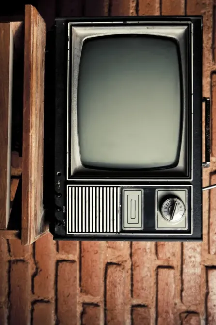 современный телевизор Samsung с пультом управления и ярким изображением природного пейзажа