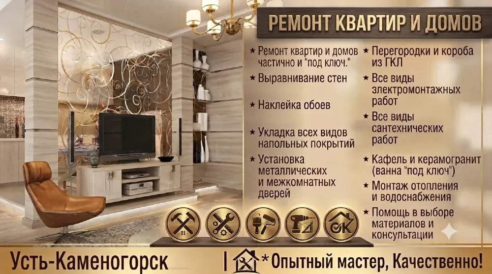 интерьер ванной комнаты с ванной и зеркалом на стене