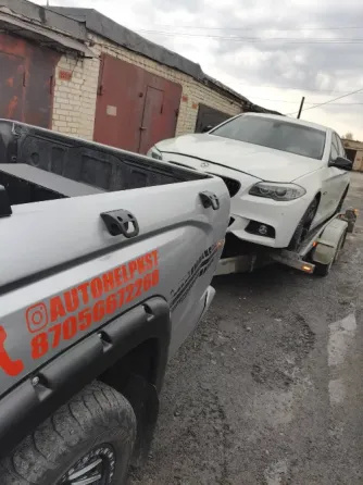 Автомобили на прицепе на парковке