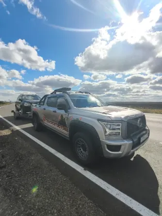 Автомобили на прицепе на парковке
