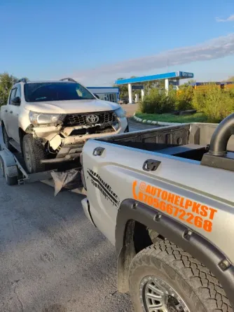 Автомобили на прицепе на парковке