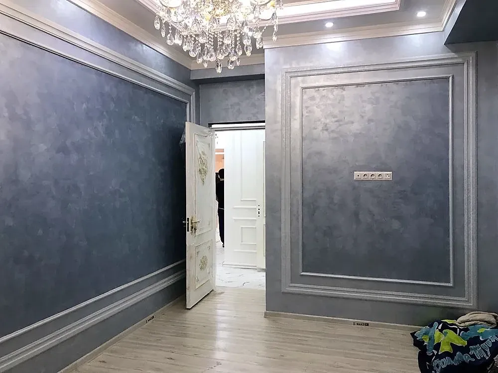 Работа по покраске потолка с использованием шпателя