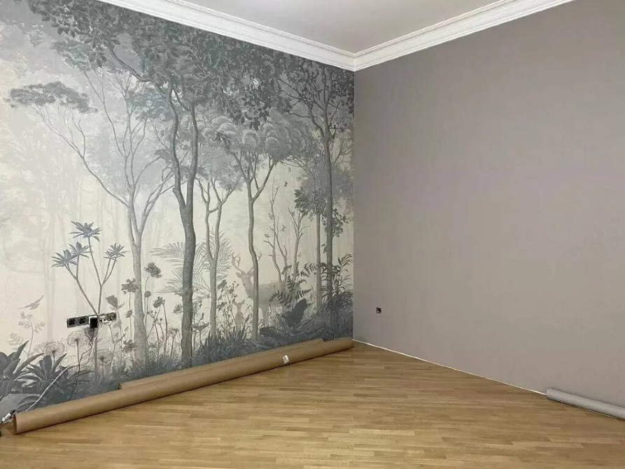 Заманауи жарықтандыру мен минималистік жиһаздары бар бөлме интерьері