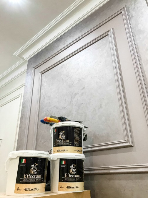 Ашық сұр түсті қабырғасы мен ашық проемы бар қабырға