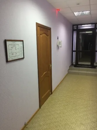 Фасад кирпичного здания с окнами и входной дверью