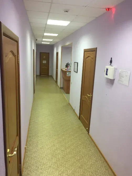 Пустое помещение с одной дверью и светлым полом