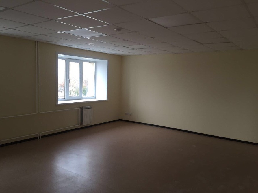 Пустое помещение с одной дверью и светлым полом