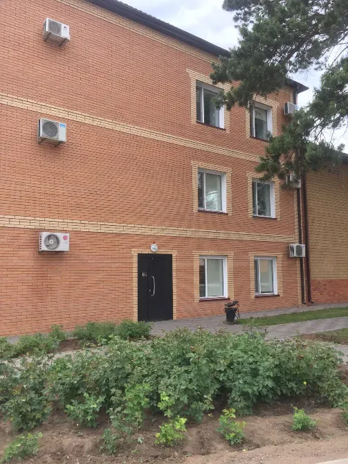 Пустое помещение с окнами и видом на улицу