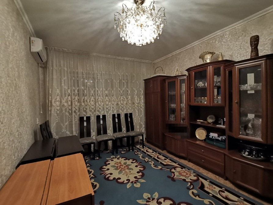 Спорттық жаттығу бөлмесі: тренажерлер мен жұмыс үстелі.