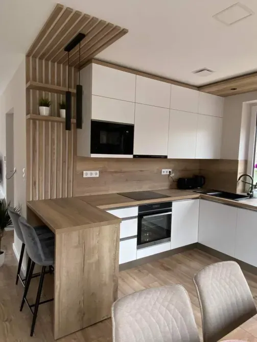 Заманауи дизайн мен вытяжканы акценттейтін ас бөлменің көрінісі