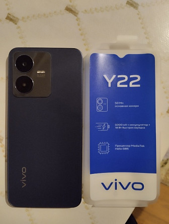 Vivo Y22 смартфонының артқы жағында, камера мен логотип көрсетілуі