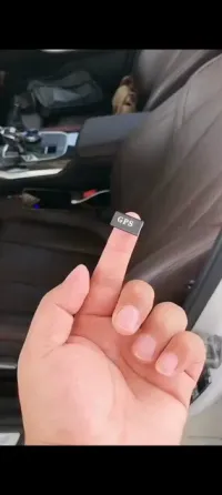 Неизвестный человек в солнцезащитных очках и красной футболке в автомобиле