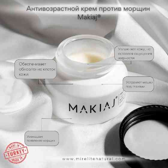 Антивозрастной крем Makiaj, әжімдерге қарсы, ақ жібек үстінде, оның қасиеттерін сипаттайтын ақпаратпен.