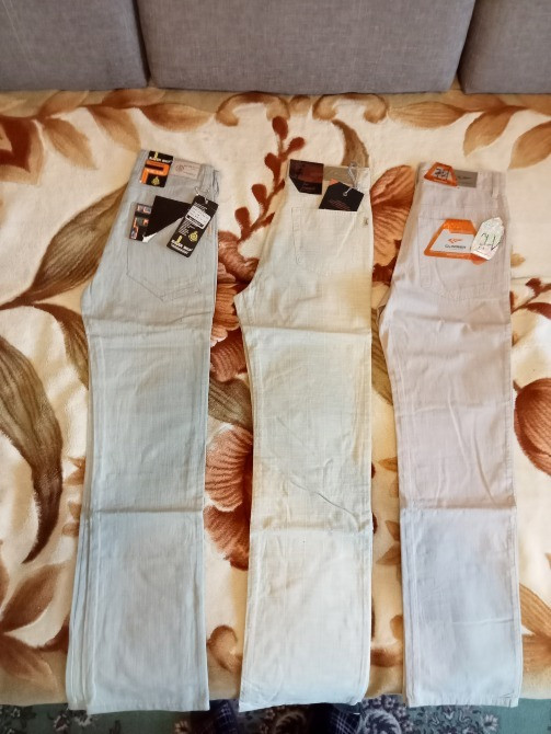 Алдыңғы жағында джинсы, қара-көк түсті, классикалық пішін