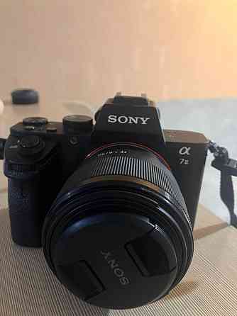 Камера Sony Alpha 7 с объективом на столе