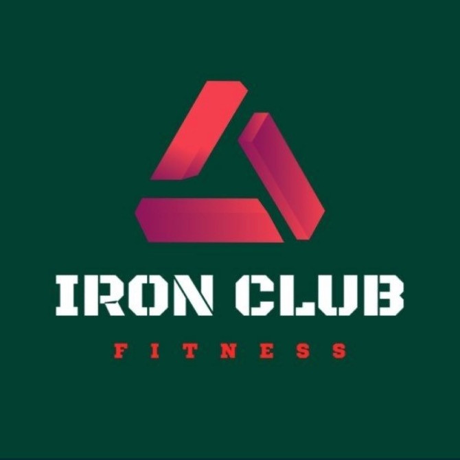 Логотип Iron Club Fitness с абстрактным символом и названием клуба в спортивном стиле