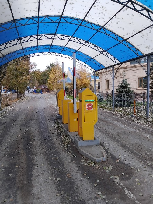 Парковкада кіруді бақылау үшін шлагбаум