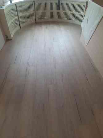 Современный интерьер комнаты с дверью и светлыми стенами