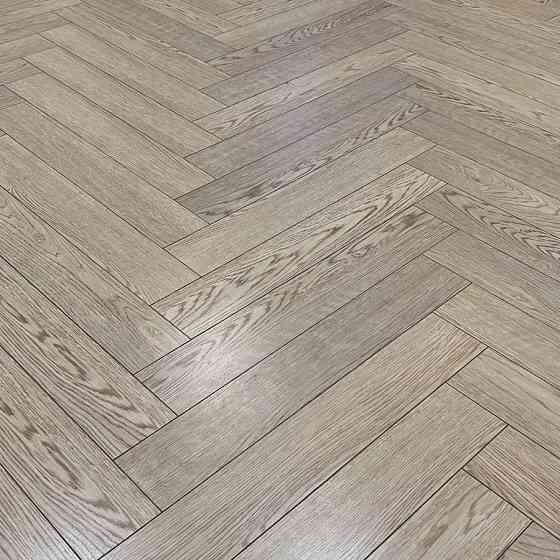 Современный интерьер комнаты с дверью и светлыми стенами