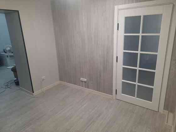 Современный интерьер комнаты с дверью и светлыми стенами