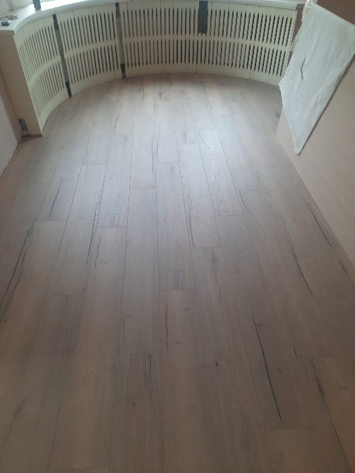 Пол в комнате с непрямыми стенами и естественным освещением