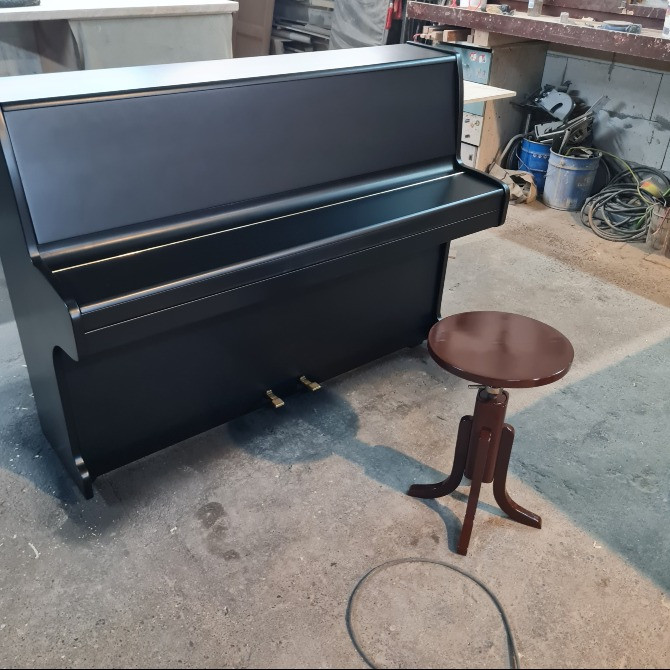 Қара пианино кішкентай үстелмен