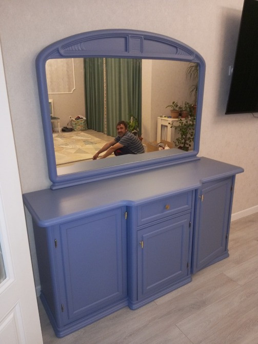 Сирень түсті комод айнамен және адамның фонында