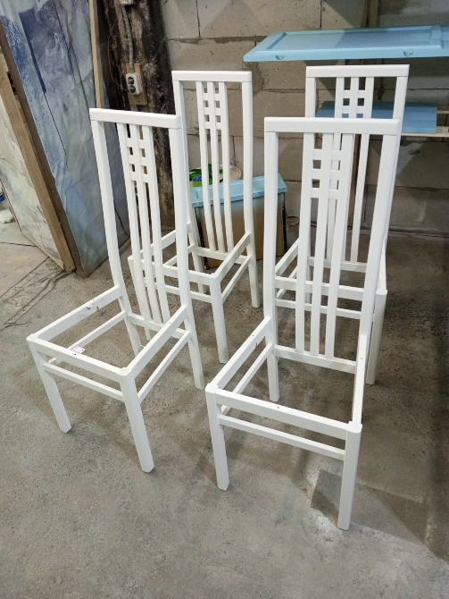 Ақ каркас креслолар отырғызусыз