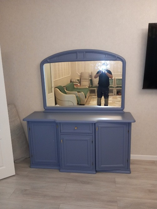 Сирень түсті комод айнамен және фотографтың бейнесімен