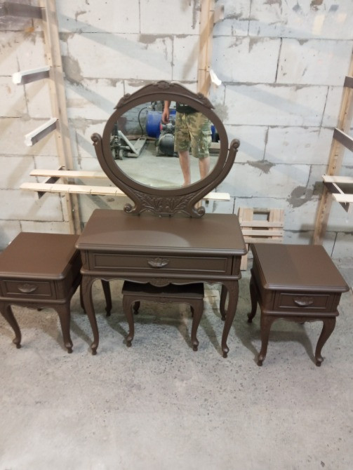 Қоңыр тумбочкасы бар айнамен сәндік үстел