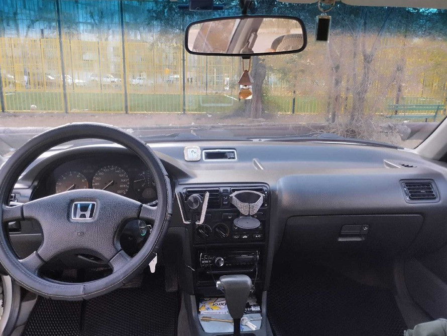 Автомобильдің алдыңғы панелімен ішкі көрінісі