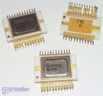 Чипы с контактами, показанные с разных ракурсов