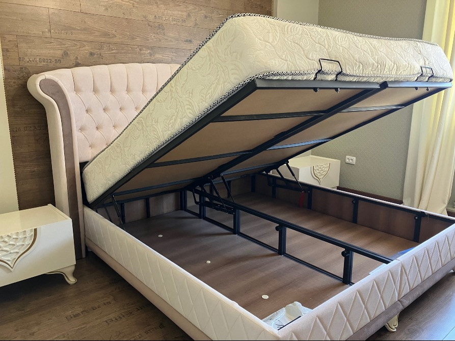 Көтермелі механизммен жабдықталған төсек, сақтау үшін ішкі кеңістікті көрсетеді