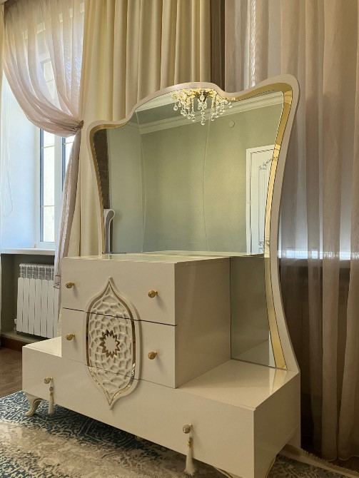 Элегантты дизайндағы айнасы бар комод, интерьерге стиль қосады