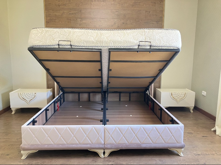 Көтерілген жастық және көрінетін каркасымен төсек, конструкцияны демонстрациялайды