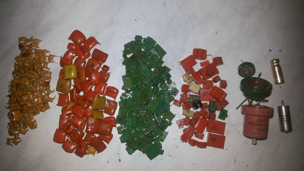 Разные радиодетали, систематизированные по цвету