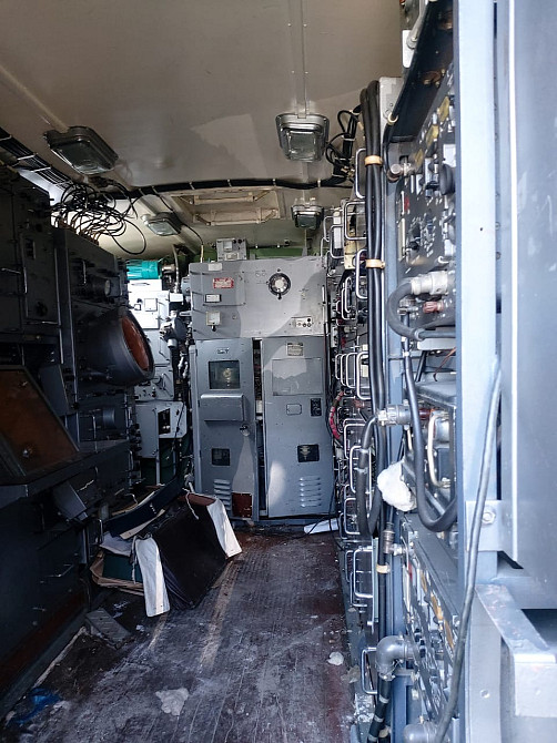 Интерьер помещения с радиотехническим оборудованием