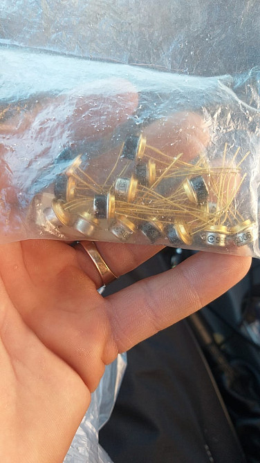 Человек держит в руке пакет с радиокомпонентами