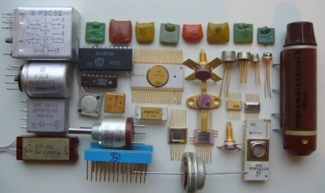 Собранные радиодетали, микросхемы и компоненты на белом фоне