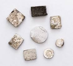 Разнообразные серебряные слитки и монеты разных форм и размеров