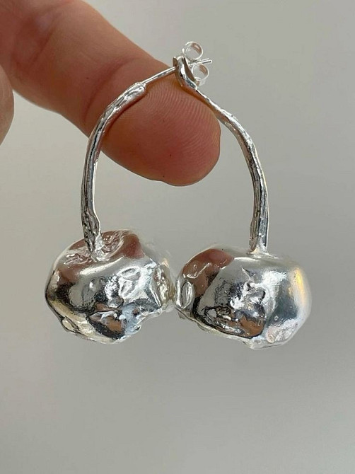 Подвеска из серебра с отделкой, изображающая два плода