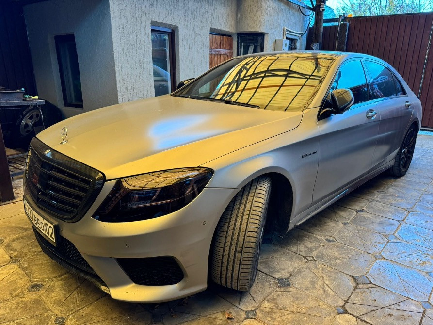 2024 жылғы Мерседес-Бенц S-классы ерекше интерьерімен гаражда