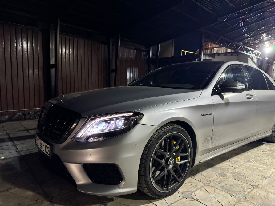 Мерседес-Бенц S-классы AMG обвесімен түнгі жарықта