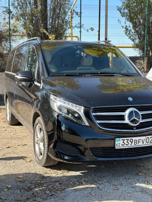 Мерседес-Бенц V-классы алдыңғы жағынан және кузовтың анық көрінісімен