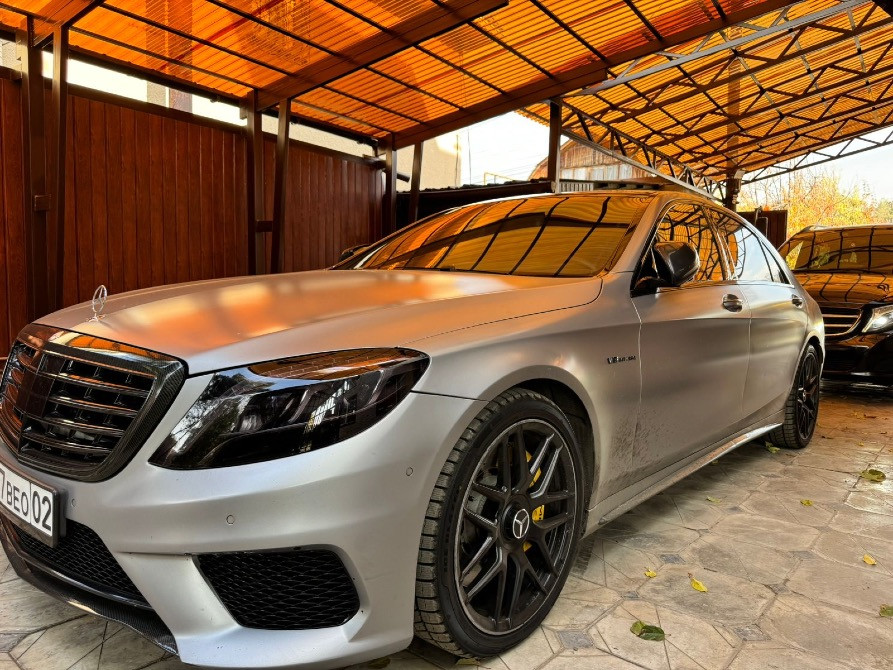 Мерседес-Бенц S-классы спорттық дискілермен және күндізгі жарықта стильді дизайнымен