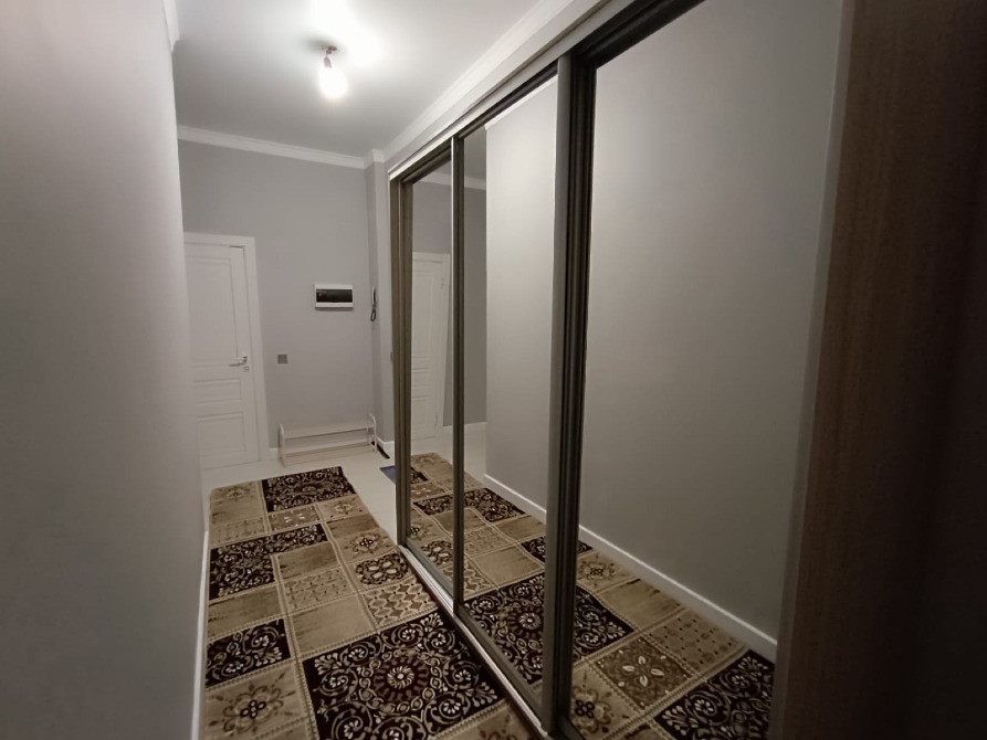 Зерттеу бөлмесі айна шкафымен