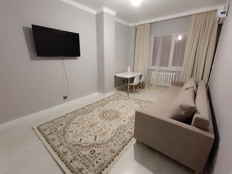 Кең қонақ бөлмесі теледидар мен үстелмен